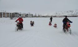 Erzincan'da kar tatilindeki çocuklar kros motoru ile kızak keyfi yaşadı