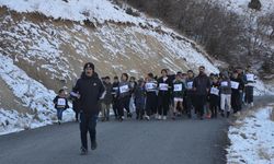 Hakkari'de sporcular, antrenmanlarını sıcak asfalt dökülen köy yolunda yaptı