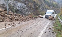 Karabük-Zonguldak kara yolundaki heyelan ulaşımı aksattı