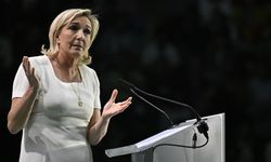 Le Pen, bütçeyle ilgili talepleri dikkate alınmazsa Fransız Başbakanı'nı, hükümeti düşürmekle tehdit ediyor