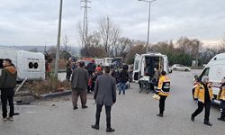 Balıkesir'de okul servisi ile tırın çarpışması sonucu 26 kişi yaralandı