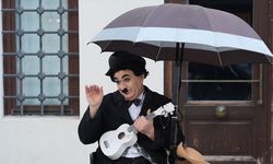 Charlie Chaplin'in ünlü "Şarlo" karakteriyle Kadıköy sokaklarında neşe saçıyor