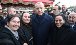 Cumhurbaşkanı Erdoğan, Sultanahmet'te vatandaşların kandilini kutladı