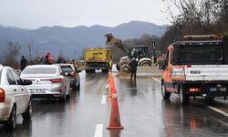 Düzce-Gölyaka Bağlantı Yolu'nda heyelan ulaşımı aksattı