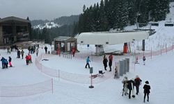 Ilgaz Dağı'ndaki Yurduntepe Kayak Merkezi'nde hafta sonu yoğunluğu