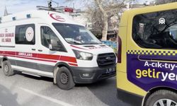 Yol verilmeyen ambulanstaki sağlık ekibi, hastaya koşarak ulaşmak zorunda kaldı