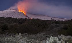 İtalya'da Etna Yanardağı kül ve lav püskürtüyor