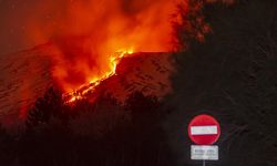 İtalya'da Etna Yanardağı'nda yeniden lav akışı meydana geldi