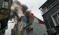 Beyoğlu'nda çöpleri yakan kişi 4 katlı binada yangına neden oldu