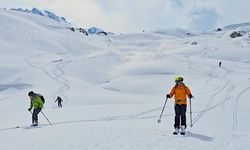 Hakkari'nin karlı zirveleri, macera tutkunu yabancı kayakçıların yeni rotası oldu