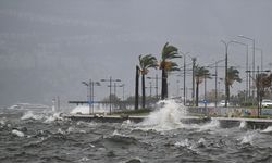 İzmir'de şiddetli rüzgar nedeniyle vapur seferleri iptal edildi