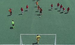 Galatasaraylı eski futbolcular, Cizre'de gençlerle dostluk maçı yaptı
