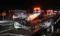 Ankara-Niğde Otoyolu'nda iki otomobilin çarpıştığı kazada 4 kişi öldü, 1 kişi ağır yaralandı