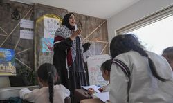 Gazze'de yaralanan kuzenine refakat için geldiği Türkiye'de gönüllü ders veriyor