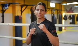 Okulda matematik öğretmeni, ringde kick boksçu