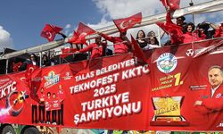 TEKNOFEST KKTC'de birinci olan öğrencilere Kayseri'de üstü açık otobüsle şehir turu yaptırıldı