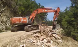 Antalya 'da Büyükşehir ekiplerinden yol mesaisi