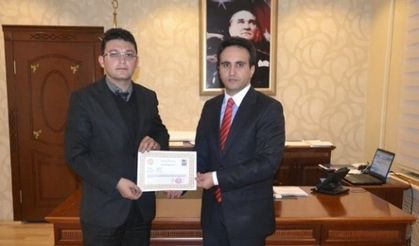 Başarılı Öğretmene Kaymakam’dan Plaket