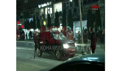Kosova'da muhalifler bakan yardımcısını araçtan indirdi, aracı kullanılmaz hale getirdi...