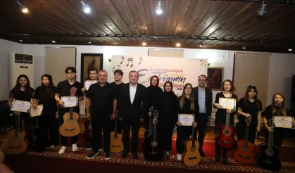Bursa İnegöl'de gitar kursu kursiyerleri sertifikalarını aldı