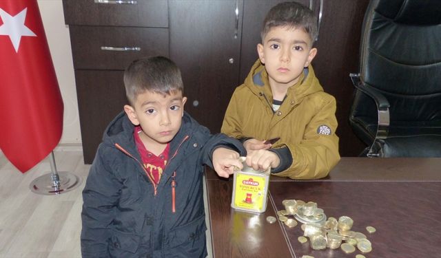 Amasya'da iki kardeş kumbaralarında biriktirdikleri parayı depremzedelere bağışladı
