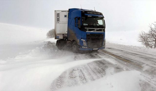 Ardahan'da etkili olan tipi ve buzlanma ulaşımı aksattı