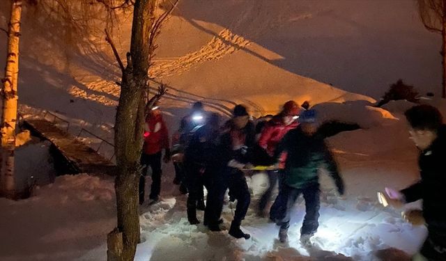 Artvin'de çığ düşmesi sonucu yaralanan dağcılar bölgeden tahliye edildi