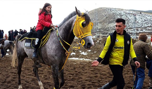 Bayburt'ta depremzede çocuklar cirit müsabakaları izleyip at binerek moral buldu