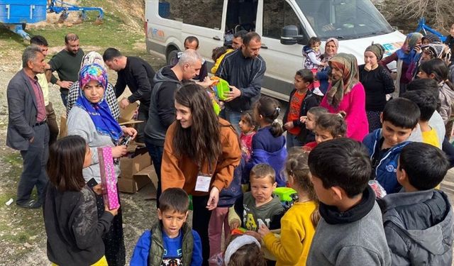 Bitlis'te gönüllü öğretmenlerin topladığı 15 bin oyuncak depremzede çocuklara hediye edildi