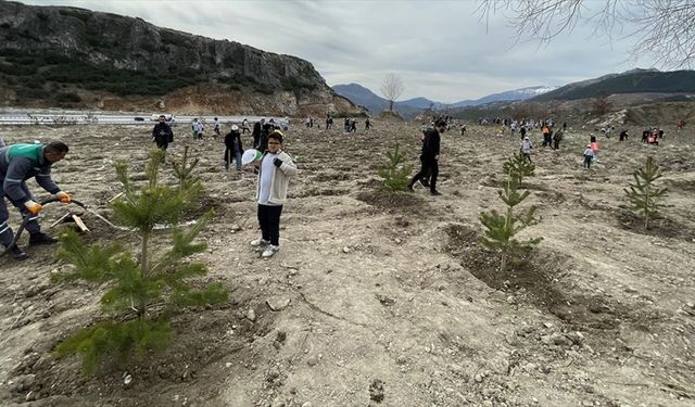 Fidanlar, depremde hayatını kaybedenlerin anısına toprakla buluştu