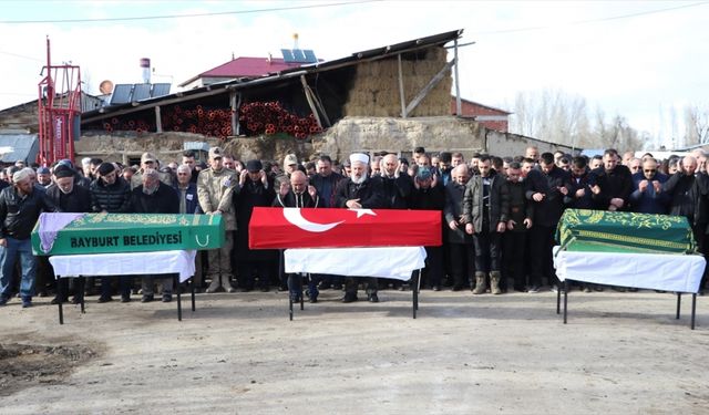 Bayburt'ta kazada hayatını kaybeden uzman çavuş ile eşi ve kızının cenazesi defnedildi