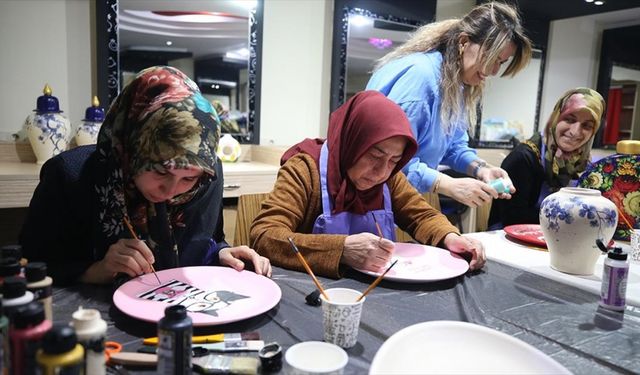 Depremzede kadınlar Nevşehir'de seramik boyama kursuyla meslek ediniyor