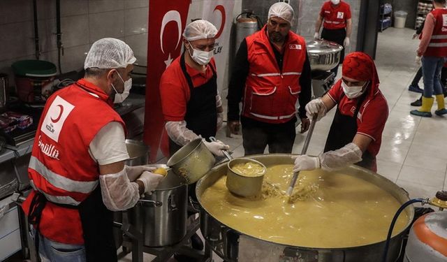 Türk Kızılay, deprem bölgelerinde yemek hizmetine devam ediyor