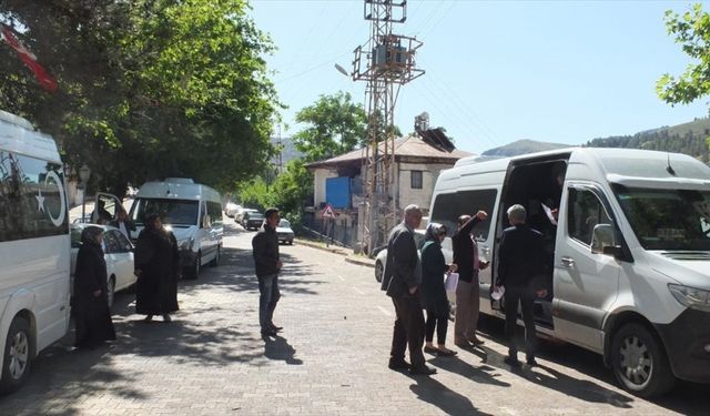 Elazığ'da barınan depremzedeler oy kullanmak için  memleketleri Malatya'ya gitti
