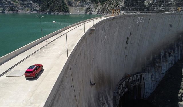 Türkiye'nin yerli otomobili Togg, Deriner Barajı gövdesinde