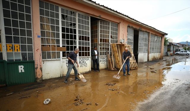 Bingöl'de etkili olan sağanak iş yerlerinde su baskınlarına neden oldu