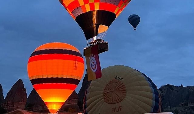 Kapadokya'da balonlar, Galatasaray'ın şampiyonluğu dolayısıyla sarı-kırmızı bayraklarla havalandı