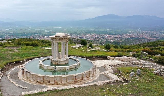 Kibyra'da ayağa kaldırılan anıtsal çeşmeden 1300 yıl sonra su akıyor