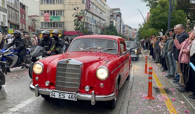 Klasik otomobil tutkunları, Isparta'da "Gül Festivali"nde buluştu