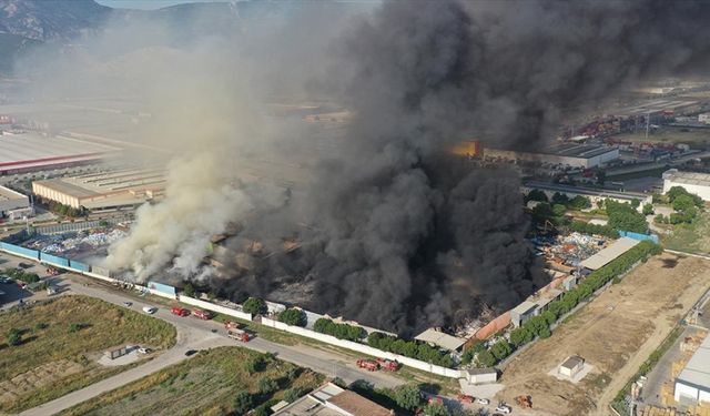 Manisa'da fabrikada çıkan yangın 19. saatte kontrol altına alındı