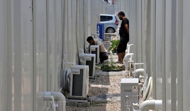 Osmaniye'de depremzedelerin kaldığı konteynerlere klima takılıyor