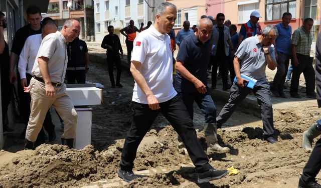 İçişleri Bakanı Yerlikaya, selden etkilenen Zonguldak'ta incelemelerde bulundu