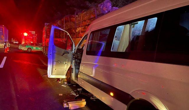 Anadolu Otoyolu'nda tıra çarpan minibüsteki 20 kişi yaralandı 1 kişi öldü