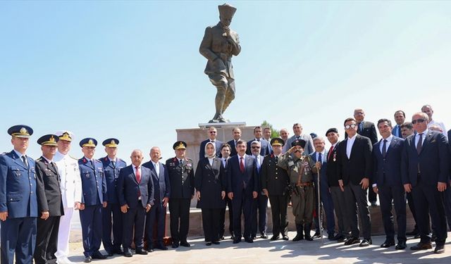 Cumhurbaşkanı Yardımcısı Yılmaz, Başkomutan Mustafa Kemal Anıtı'ndaki törene katıldı