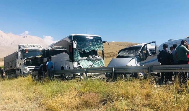 Niğde'de yolcu otobüsüyle hafif ticari araç çarpıştı, 1 kişi hayatını kaybetti, 7 kişi yaralandı