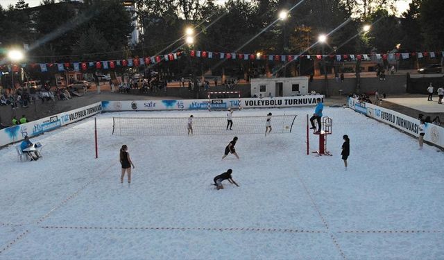 Tuz sahada voleybol maçı yaptılar