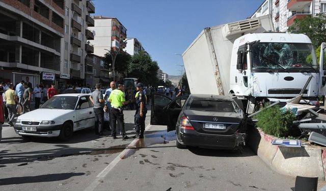 Yozgat'ta freni patlayan kamyon 8 araca çarptı, 3 kişi yaralandı