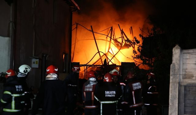 Sakarya'da kauçuk fabrikasında çıkan yangın kontrol altına alındı