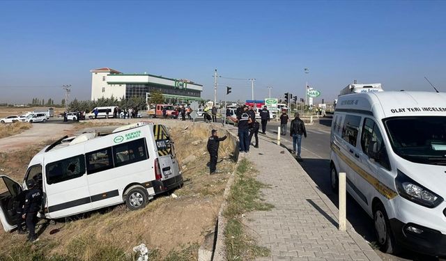 Aksaray'da işçi servisi ile kamyonetin çarpıştığı kazada 2 kişi öldü, 15 kişi yaralandı