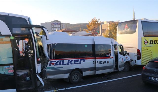 Çankırı'da işçileri taşıyan 3 otobüsle bir minibüsün karıştığı zincirleme kazada 36 kişi yaralandı